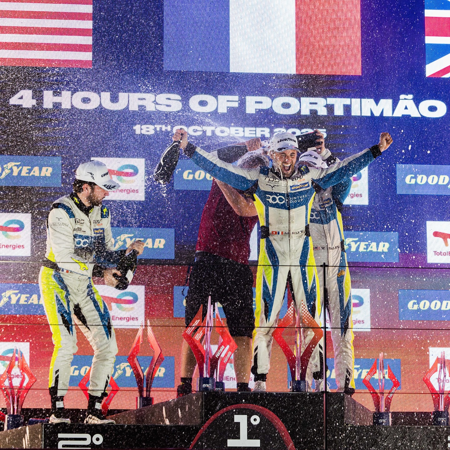 Mathias Beche célébrant sur le podium de Portimão en 2025