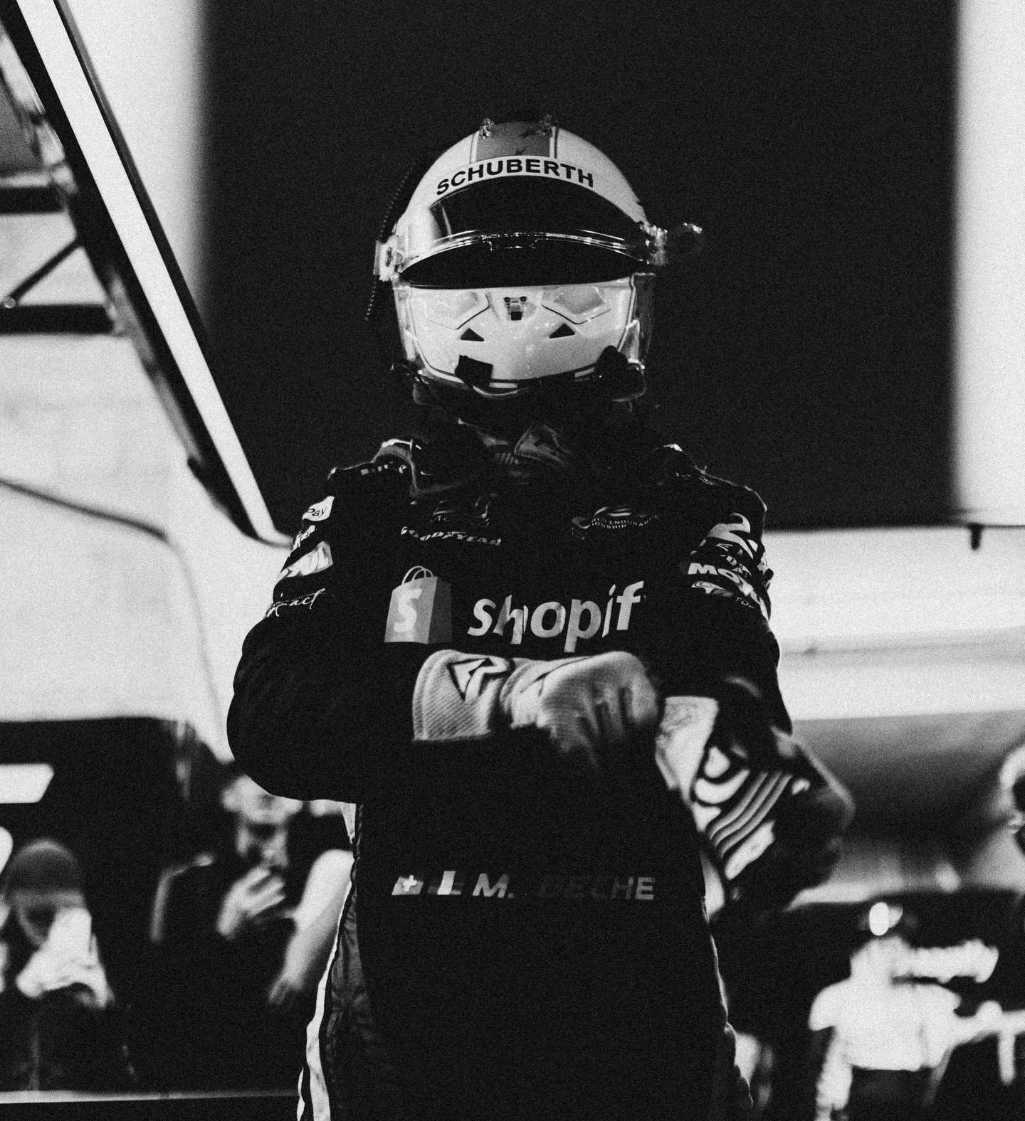 Mathias Beche enfilant ses gants de course au Canadian Tire Motorsport Park